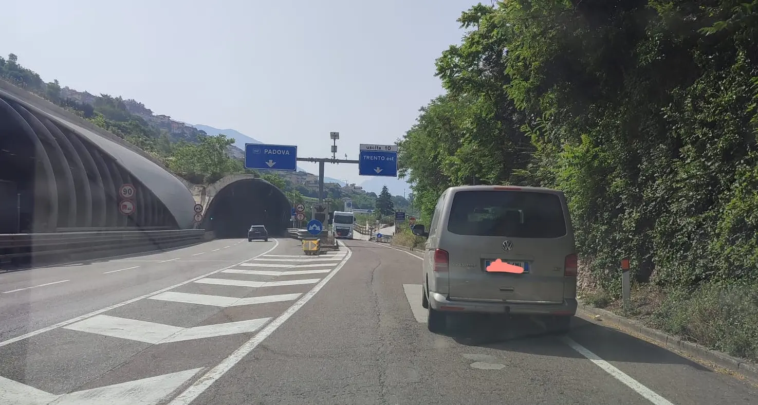 Camion contromano sulla Ss47: è successo questa mattina all’altezza della galleria di Martignano