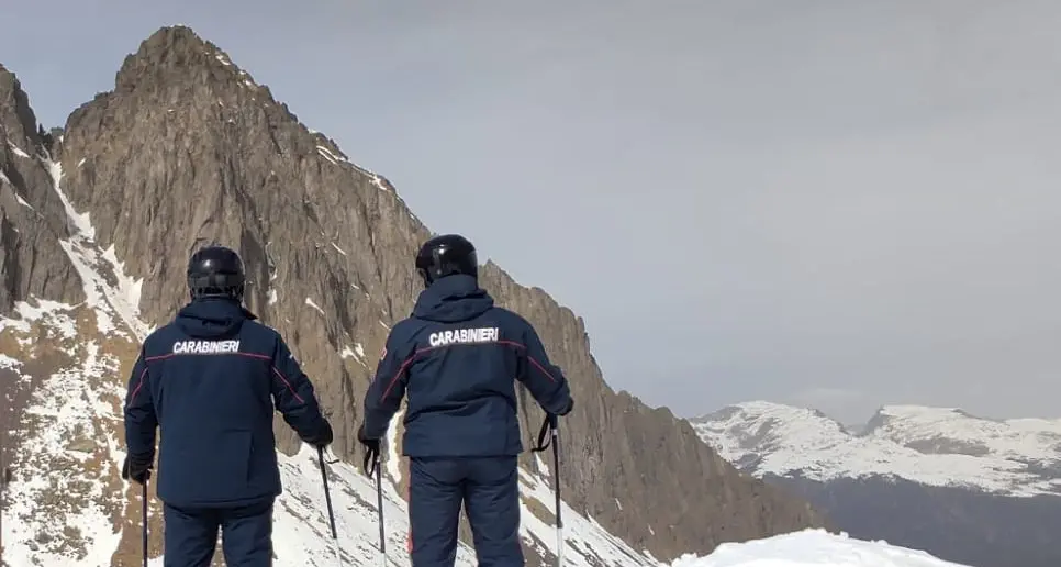 Ruba gli sci al rifugio sulle piste: identificato dai Carabinieri guardando ore di filmati alla cassa