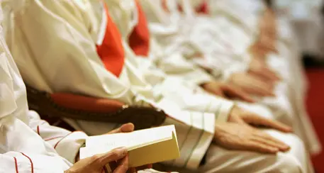 Parroco lascia la tonaca e dall'altare annuncia ai fedeli: «Sono innamorato»