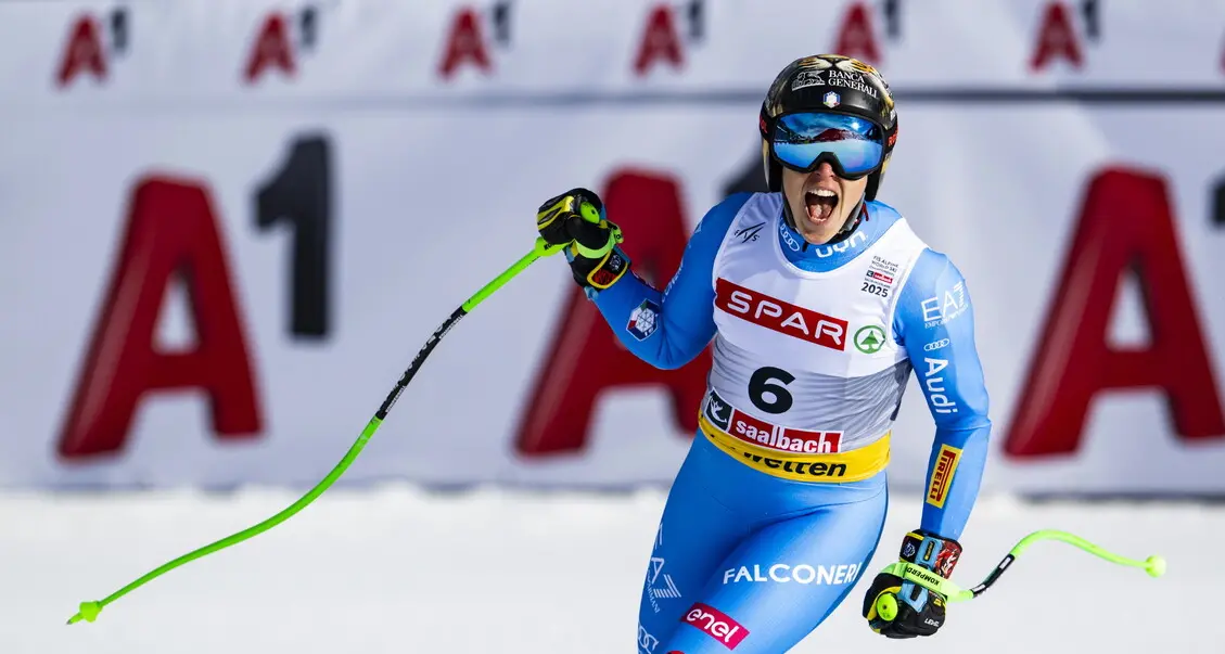 Federica Brignone inforca durante il gigante in val di Fassa: portata via in elicottero