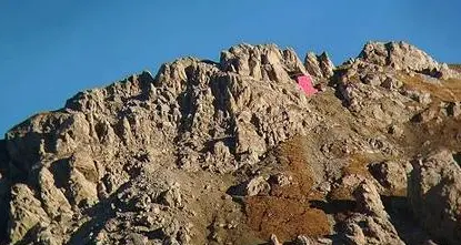 Provocazione sulla Bepi Zac: il pilastro di cemento armato pitturato di rosa