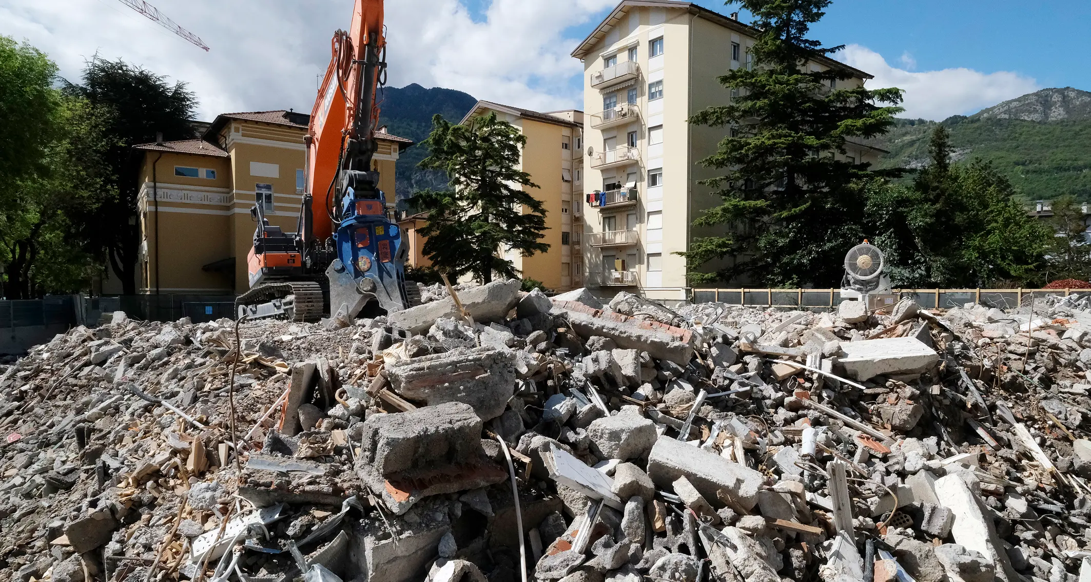 Il cinema Astra non esiste più: demolizione completata, adesso c’è un cratere di macerie