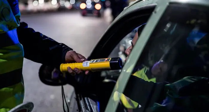 Trento: non si ferma all’alt e tenta la fuga, 34enne denunciato per guida in stato di ebbrezza