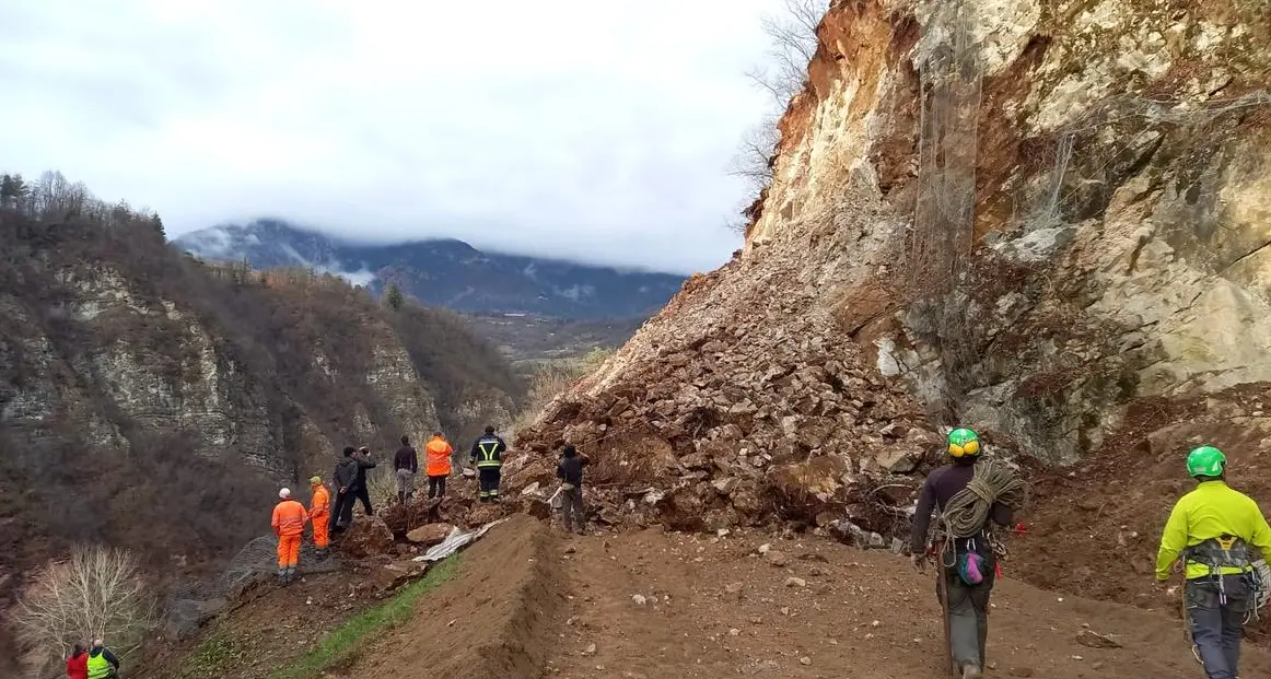 Statale del Caffaro: fatti saltare 4500 metri cubi di roccia, e domani sera la strada sarà riaperta