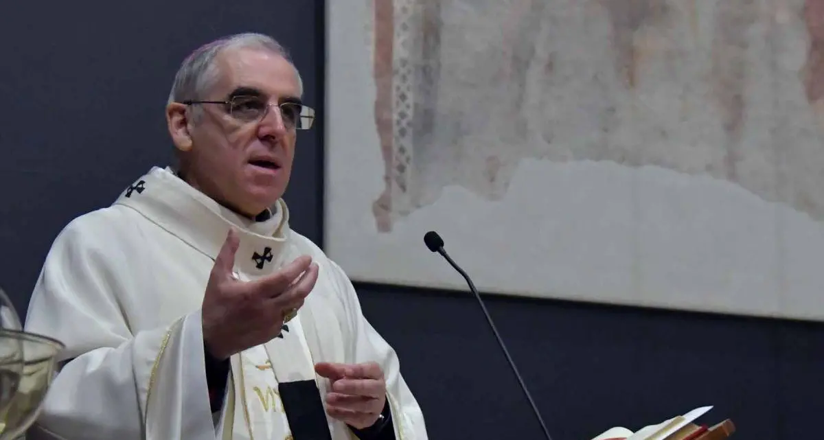 Il monito del vescovo Tisi: «Troppi funerali di anziani senza nessuno, e ceneri non reclamate»