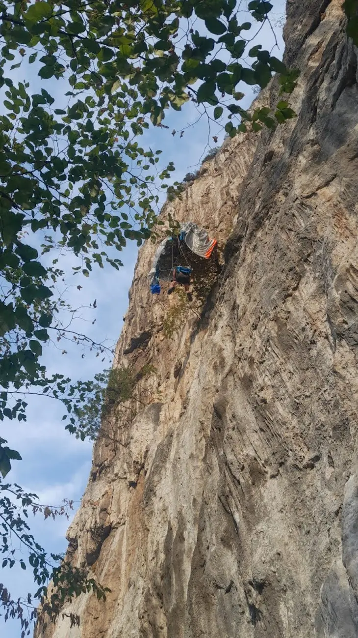 Base jumper rimasto appeso sulla parete Moleta, operazione impegnativa per recuperarlo