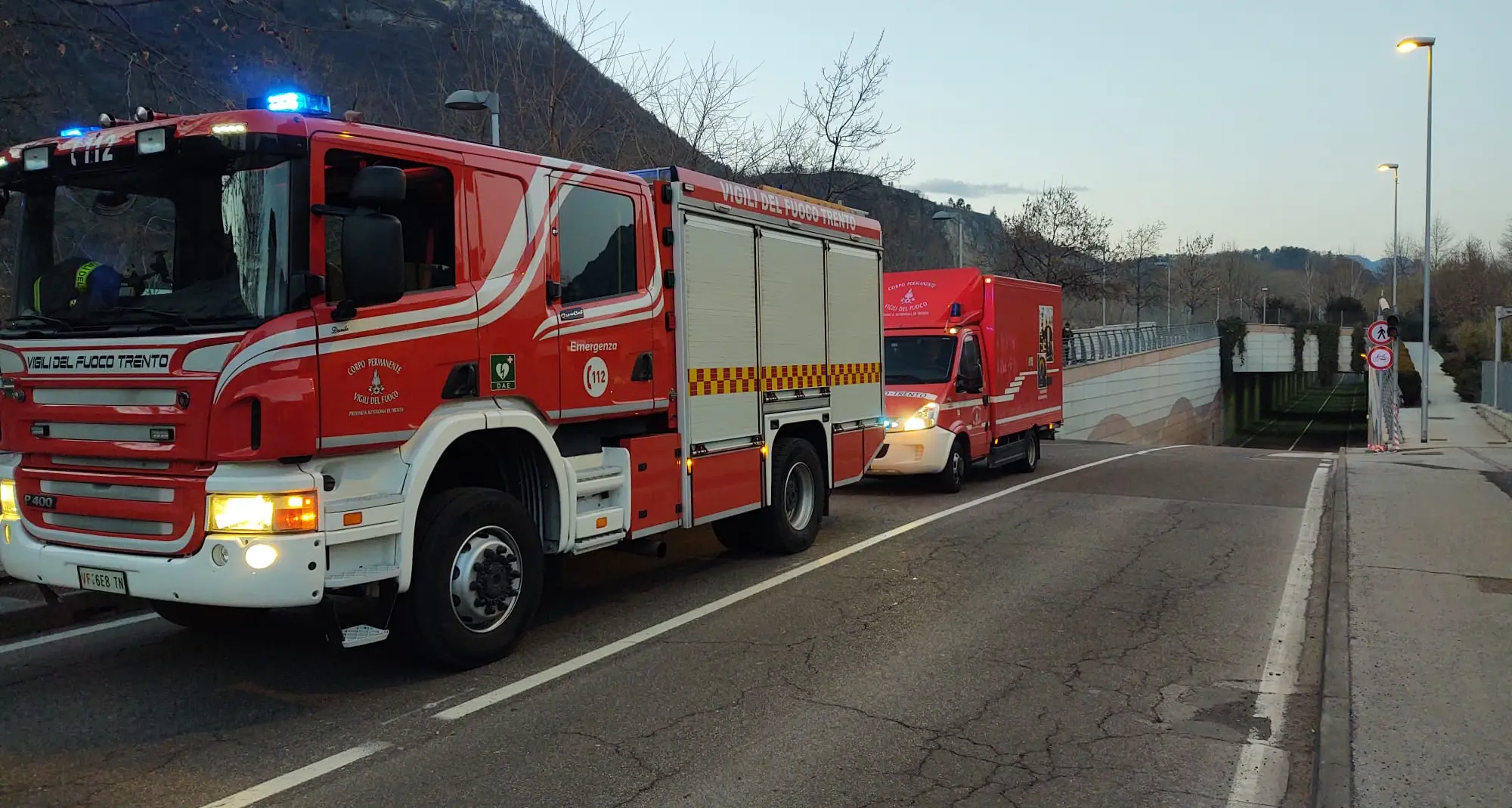 Trento, incendio nel tunnel di via Sanseverino: in fiamme i materassi dei senzatetto