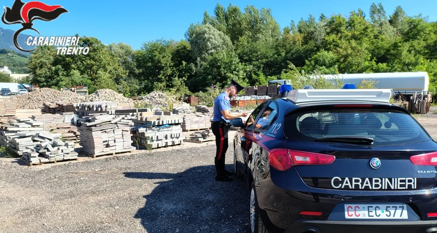 Macchinari sprovvisti di protezioni e rischi per i lavoratori: blitz dei carabinieri in un’azienda della Bassa valsugana