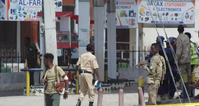 Somalia: fonti, almeno 20 morti in attacco hotel Mogadiscio