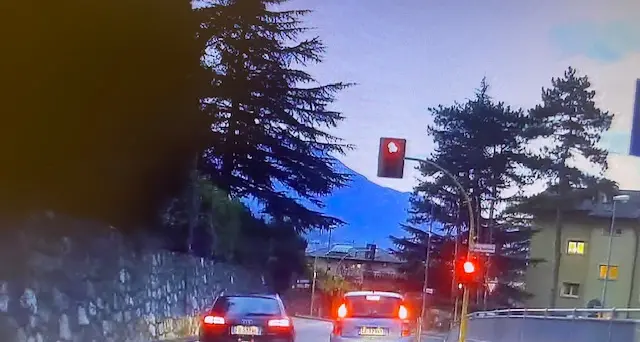 Il «furbetto» al semaforo rosso: sgomma e supera come niente fosse, ma lo hanno ripreso – VIDEO
