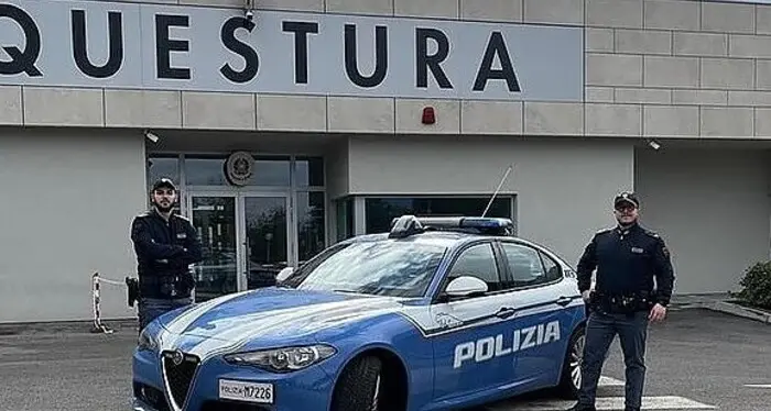 Trento, minaccia agenti con un coltello in piazza Portela: arrestato e subito espulso