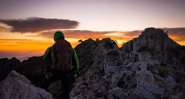 Sulla “Strada delle gallerie” del Pasubio per vedere le stelle, precipita sotto gli occhi degli amici