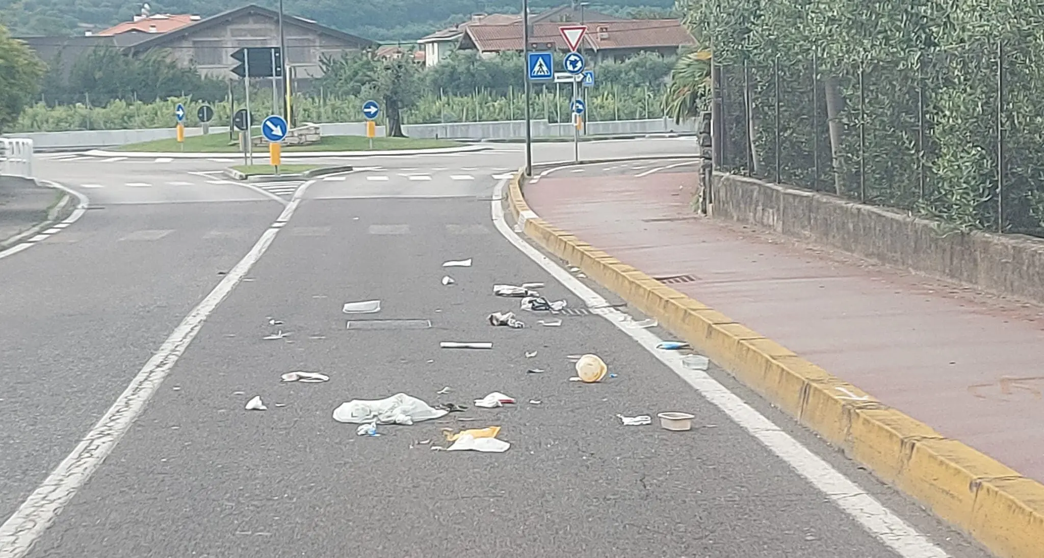 Contrario alla nuova raccolta rifiuti: 60enne di Riva lancia la spazzatura dal finestrino