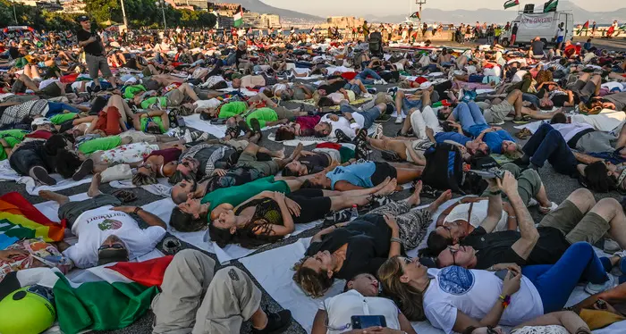 Sedersi è un diritto: flashmob a Bolzano contro il nuovo regolamento