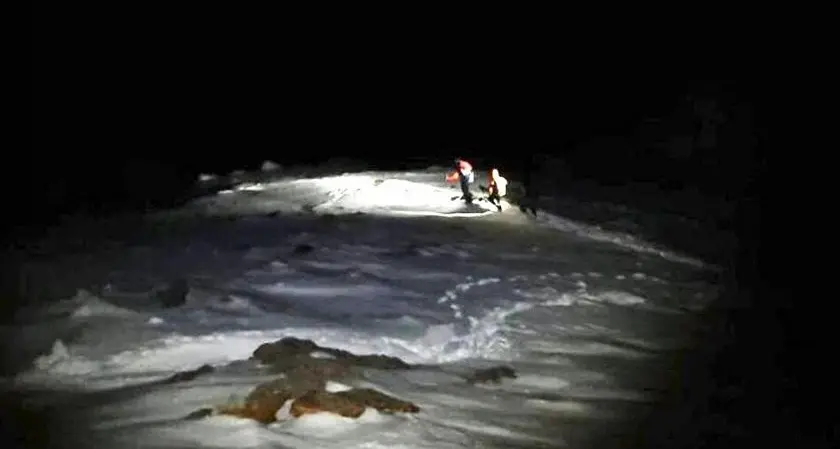 Nei boschi della Panarotta con gli sci da alpinismo di notte: mobilitazione di Soccorso Alpino e Vigili del Fuoco, alle 5 lo ritrovano e lui si stupisce della mobilitazione