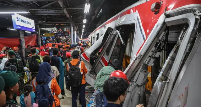 Scontro fra treni in Indonesia: il bilancio sale ancora, 14 morti e 84 feriti