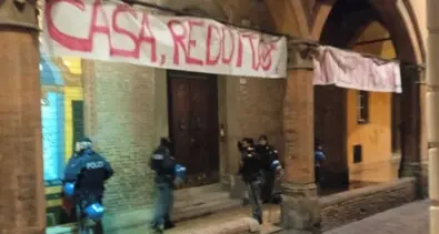 Sgombero, scontri con gli attivisti: ferito poliziotto. Tra di loro un trentino: “Non avevamo un posto dove dormire”