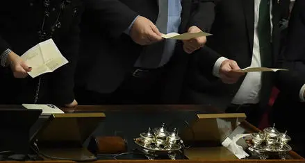 Quirinale, fumata nera alla quarta votazione. Gli astenuti sono 441, 261 le bianche, a Mattarella 166 voti