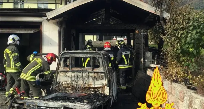 Va a fuoco la rimessa agricola a Roncegno, in cenere anche l’Ape Car del padrone,