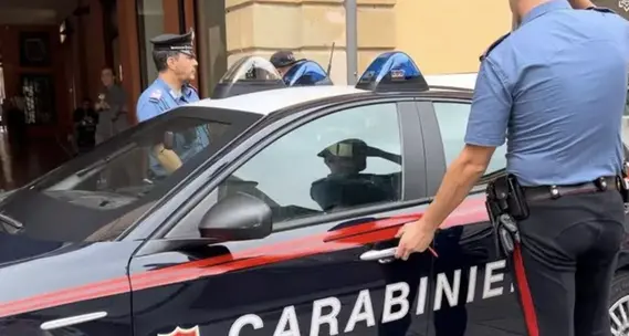 Sequestrata e violentata da tre ragazzi a Bologna: per salvarsi si lancia dalla finestra