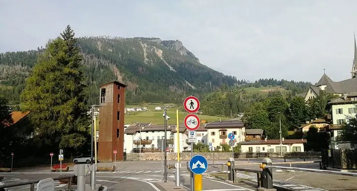 I turisti vanno via, il parcheggio Navalge di Moena torna gratis (ma solo fino a dicembre)