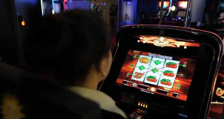 Troppo vicine al liceo: le slot vanno tolte