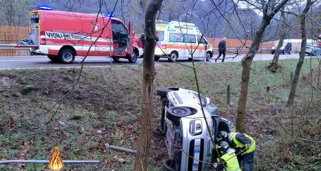 Nago: incidente a passo San Giovanni, tre auto fuori strada, una si capovolta nella scarpata